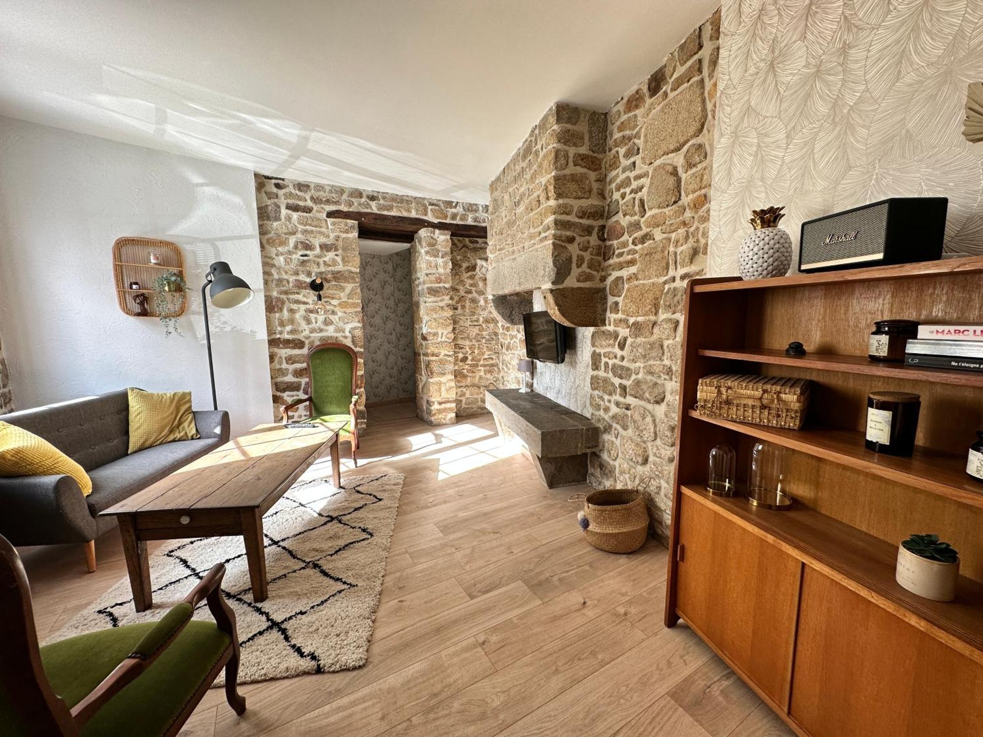 Petite Maison De *